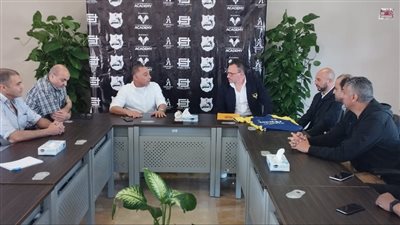  اتفاقية شراكة بين نادي فيرونا الإيطالي وإنبي 