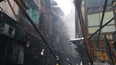 اخماد حريق هائل نشب داخل عقار بالمنشية