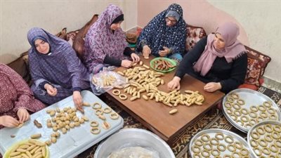 قصة أم محمد.. سيدة تصنع كعك وبسكويت العيد لجيرانها في المنيا