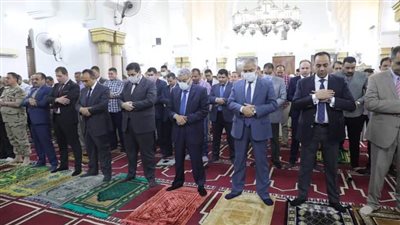 محافظ المنيا يؤدي صلاة عيد الفطر بمسجد الفولي 
