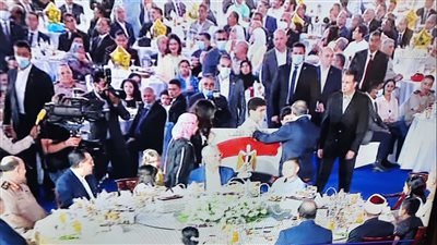 في احتفالية عيد الفطر.. أبناء الشهداء يقدمون هدية للرئيس السيسى