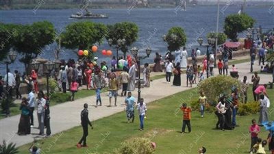 أهالي المنيا يتوافدون على كورنيش النيل للاحتفال بأول أيام عيد الفطر 