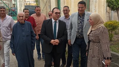 نائب محافظ دمياط يشارك الأيتام فرحتهم بالعيد (صورة)