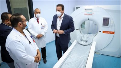 من قصر العيني للزيتون التخصصي.. جولات وزير الصحة فى العيد