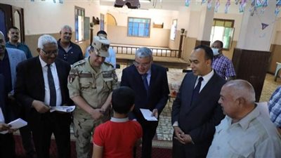 محافظ المنيا يهنئ أطفال مؤسسات البنين والبنات بعيد الفطر المبارك 