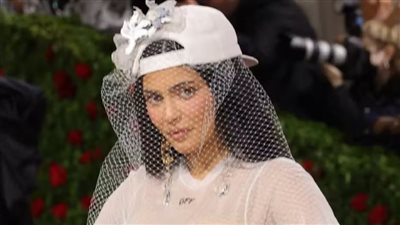 كايلي جينر تكرم مصمم الأزياء الراحل فيرجيل أبلوه بفستان خاص