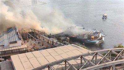 حريق هائل يلتهم مركبًا عائمًا من 3 طوابق بنيل ميت غمر 