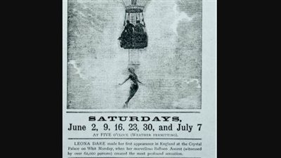 خارج حدود العقل.. الرجل ذو الفك الحديدي يحلق بأسنانه في الهواء