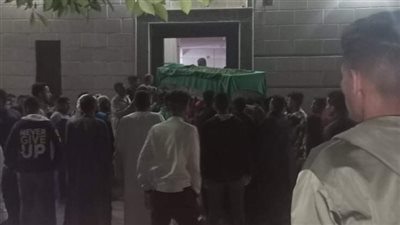 بالصور.. المئات تشيع جثامين طالبين لقي مصرعهما أسفل عجلات القطار بالمنيا