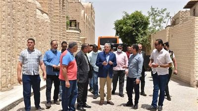 محافظ المنيا يتفقد أعمال الرصف بمدخل دير جبل الطير