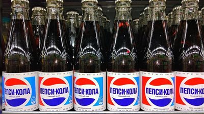 لماذا تكون المشروبات الغازية بمحلات الوجبات السريعة أفضل من العادية؟