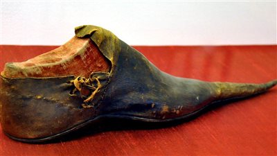 ما سر موضة الأحذية الطويلة المدببة المستمرة من العصور الوسطى لوقت قريب؟