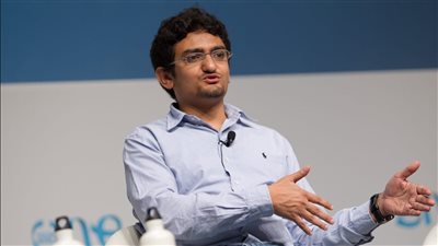 وائل غنيم يفتح النار على قيادات حماس: بتناضلوا من قطر.. لو رجالة خشوا غزة (فيديو)