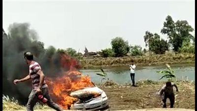 بالصور.. تفحم سيارة ملاكى اشتعلت بها النيران أثناء سيرها على طريق 