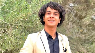 ابو بكر سعيد يعرض مسرحية 