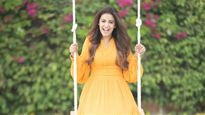  ياسمين علي تستعد لحفل غنائي بطريقة 