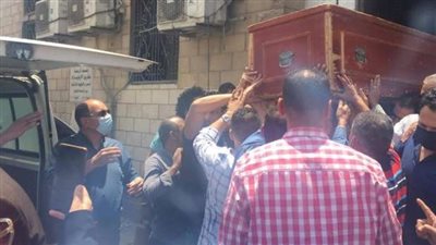 انهيار ضياء عبد الخالق أثناء تشييع جثمان والده