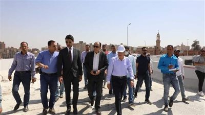 محافظ المنيا يتابع أعمال إنشاء كوبري ملوي العلوي لربط شرق المدينة بغربها