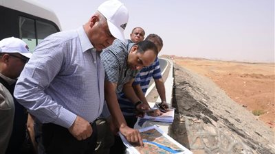وزير النقل يتفقد مسار الخط الثاني من شبكة القطار الكهربائي السريع بأسوان