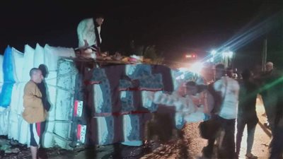 تفاصيل حادث انقلاب سيارة محملة بالغلال على طريق بحر وهبة في الفيوم 