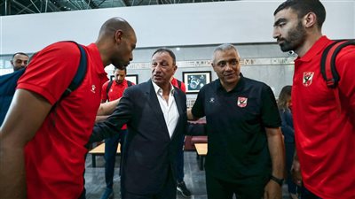 الخطيب يستقبل طائرة الأهلى بعد الفوز ببطولة افريقيا على حساب الترجى 