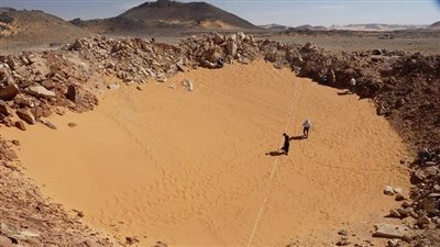 العثور على حجر فضائي في صحراء مصر وعلاقته بالانفجار النجمي.. ما القصة؟