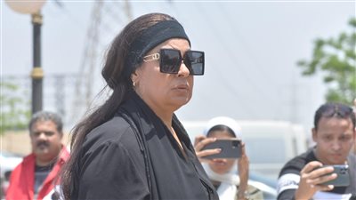 فيفي عبده ونهال عنبر ومنير مكرم في وداع سمير صبري (صور)