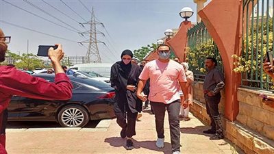 هنادي مهنا وزوجها أحمد خالد صالح بالكمامة في جنازة سمير صبري (صور)