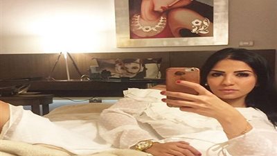 أميرة هاني تسأل جمهورها عن رأيهم في عودتها للتمثيل