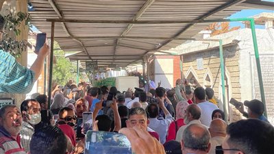انتهاء دفن جثمان سمير صبري في الإسكندرية (صور)