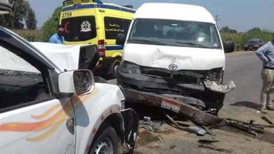 بالأسماء.. إصابة 4 أشخاص فى حادث تصادم سيارتين على الطريق بسوهاج