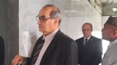 لتأخيرهم العمل بالعيادات.. إحالة 3 أخصائيين بمستشفى قفط للتحقيق