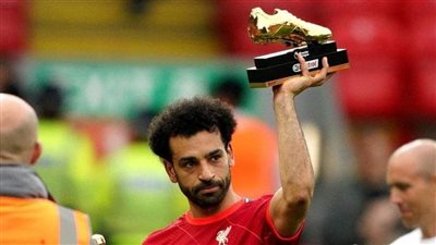 ظهور خاص لزوجة محمد صلاح في حفل تتويجه بجائزة الحذاء الذهبي بالدوري الإنجليزي (صور)