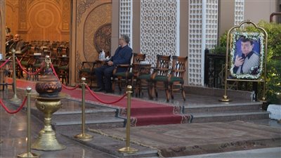 يسرا وأشرف زكي وابنة عمر الحريري.. نجوم الفن في عزاء سمير صبري (صور)