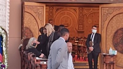 نبيلة عبيد وإسعاد يونس بـ«الكمامة» في عزاء سمير صبري (صور)