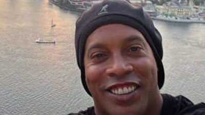 رونالدينيو: تمنيت اللعب بجوار صلاح والتواجد في مصر منحني السعادة 