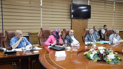 محافظ المنيا يوجه بدراسة موقف عمارات الإيواء بحي أبو هلال 