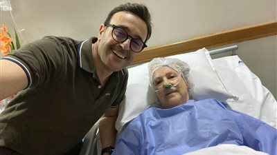 بعد مرضها الشديد.. صابر الرباعي يطلب الدعاء لوالدته