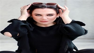 سلاف فواخرجي: من يريد الاعتزال ميدخلش الدين في الموضوع (فيديو)