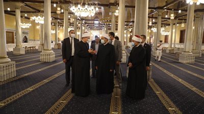شيخ الأزهر يتفقد أعمال التجديد الشامل بمسجد الحسين (صور)