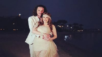 أول ظهور لدنيا عبد العزيز في شهر العسل.. صورة