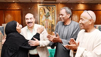 محافظ أسوان يوزع أجهزة كهربائية ومنزلية على 12 عروسة و5 كراسى متحركة لمرضى