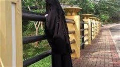 الكاميرات ترصد منتقبة تنظر يمينا ويسارا بأكتوبر ثم تفعل شيئا غير متوقعا 