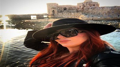 فنانة شهيرة ترفض دخول زوجها الإسلام (فيديو)