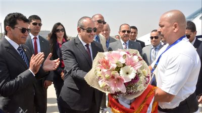وزيرا الطيران المدنى والشباب يشهدان العرض الاستعراضي للبطل محمود عبد الحميد
