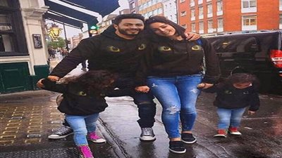 تامر حسني يرقص مع بناته على المسرح ويبحث عن 