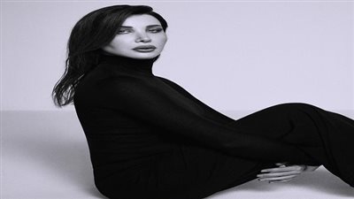 مانجا وتفاح.. استقبال غريب من جمهور نانسي عجرم في باريس (فيديو)