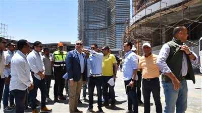 وزير الإسكان يتفقد مشروعات المنطقة الشاطئية بمدينة العلمين الجديدة