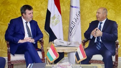  النقل تبحث مع المجر توطين صناعة السكك الحديدية والأوتوبيس البرمائي والكهربائي بمصر
