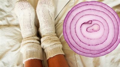 هذا ما يحدث للجسم عند وضع البصل في جوربك قبل النوم